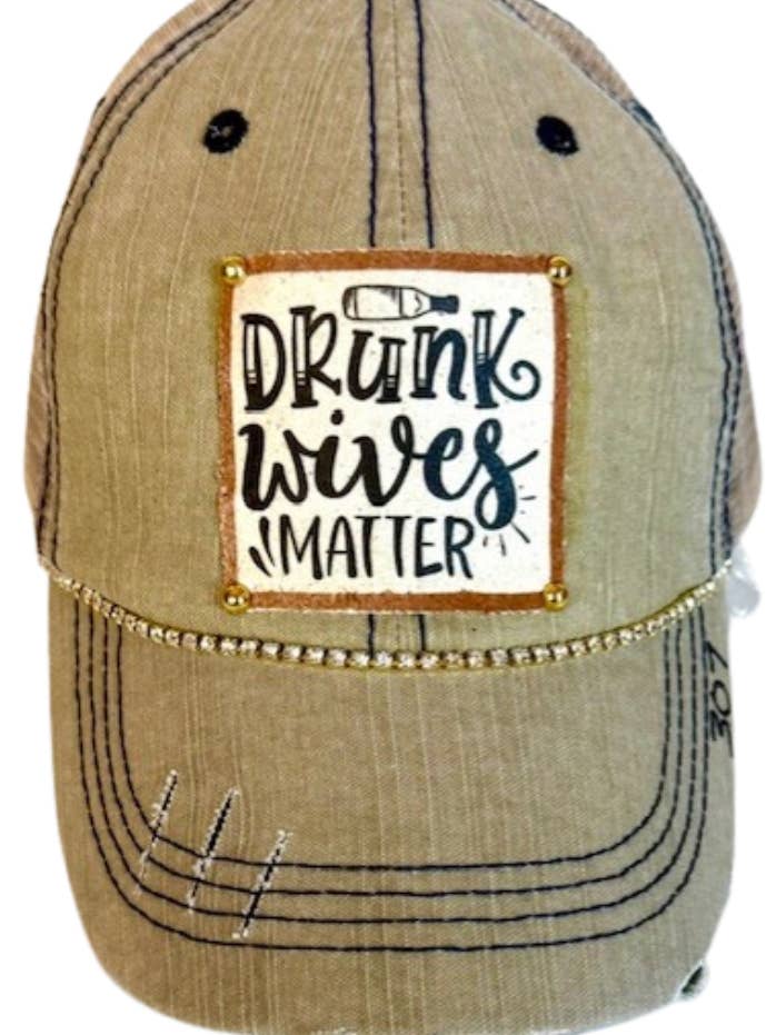 (307) "LE MOGLI UBRIACHE CONTANO" CAPPELLO DA CAMIONISTA VISSUTO per la vendita all'ingrosso da parte di Jana's Flannels