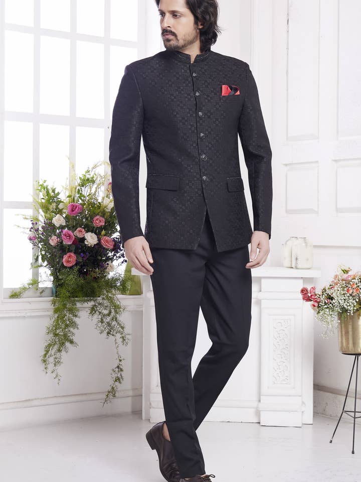 Costumes Jodhpuri traditionnels en soie jacquard noire avec pantalon pour hommes pour mariage - Travail de broderie pour la vente par HATKE BRIDE