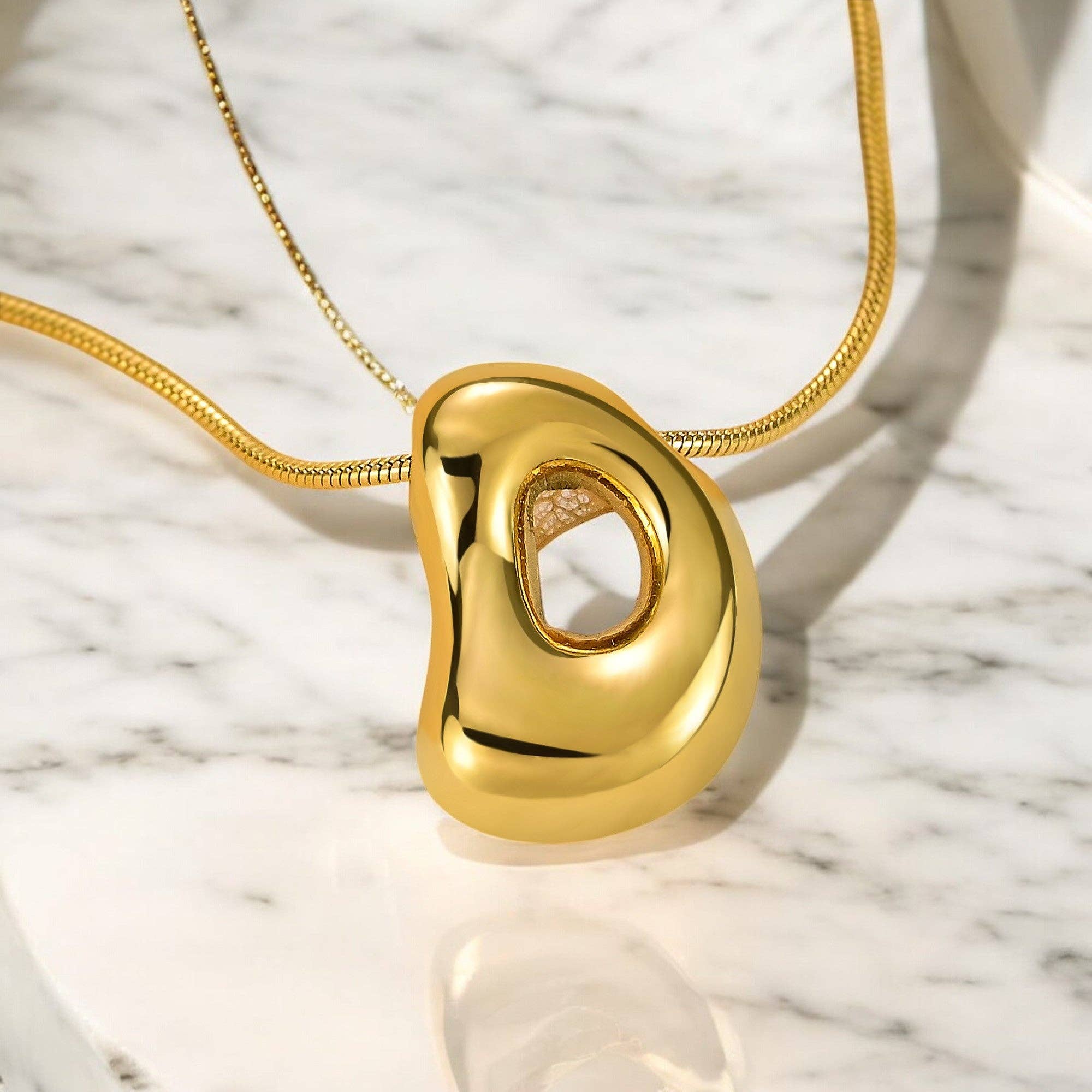 Cape Diablo - Vente Colliers à pendentif - Collier Initiale Lettre Bulle Chute Éclat Doré3