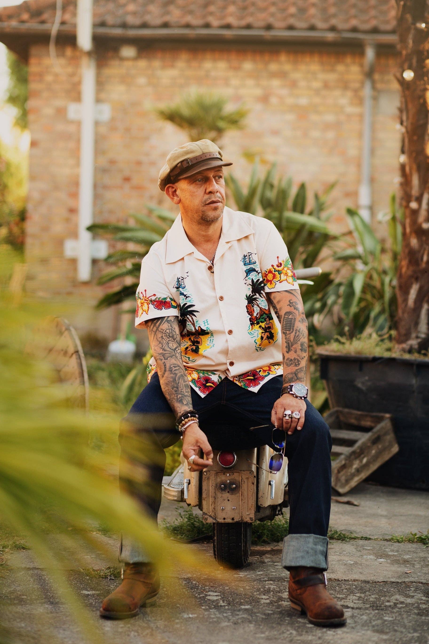 ecru Hawaiian organic cotton shirt “Honolulu Hawaii” for wholesale on Faire9