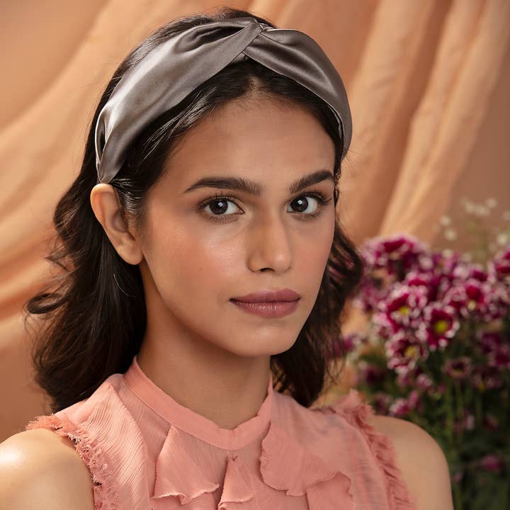 Veronica i grått satin pannband för wholesale av Elaa