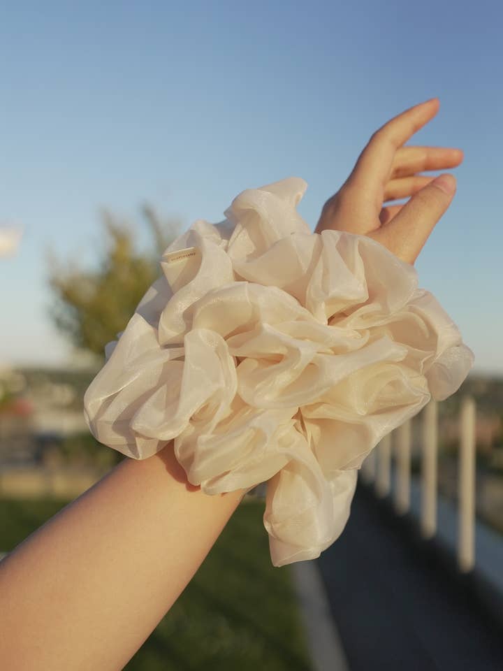 Chouchou surdimensionné en organza crème pour la vente par Janzy