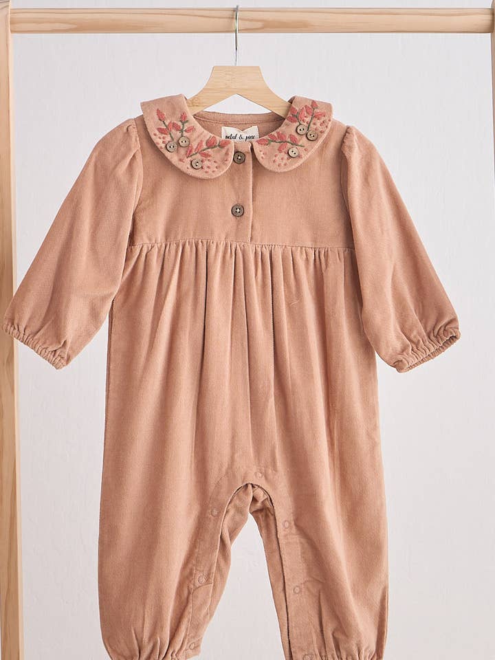 Barboteuse fille en velours brodé floral beige pour la vente par Aspen Rain Boutique