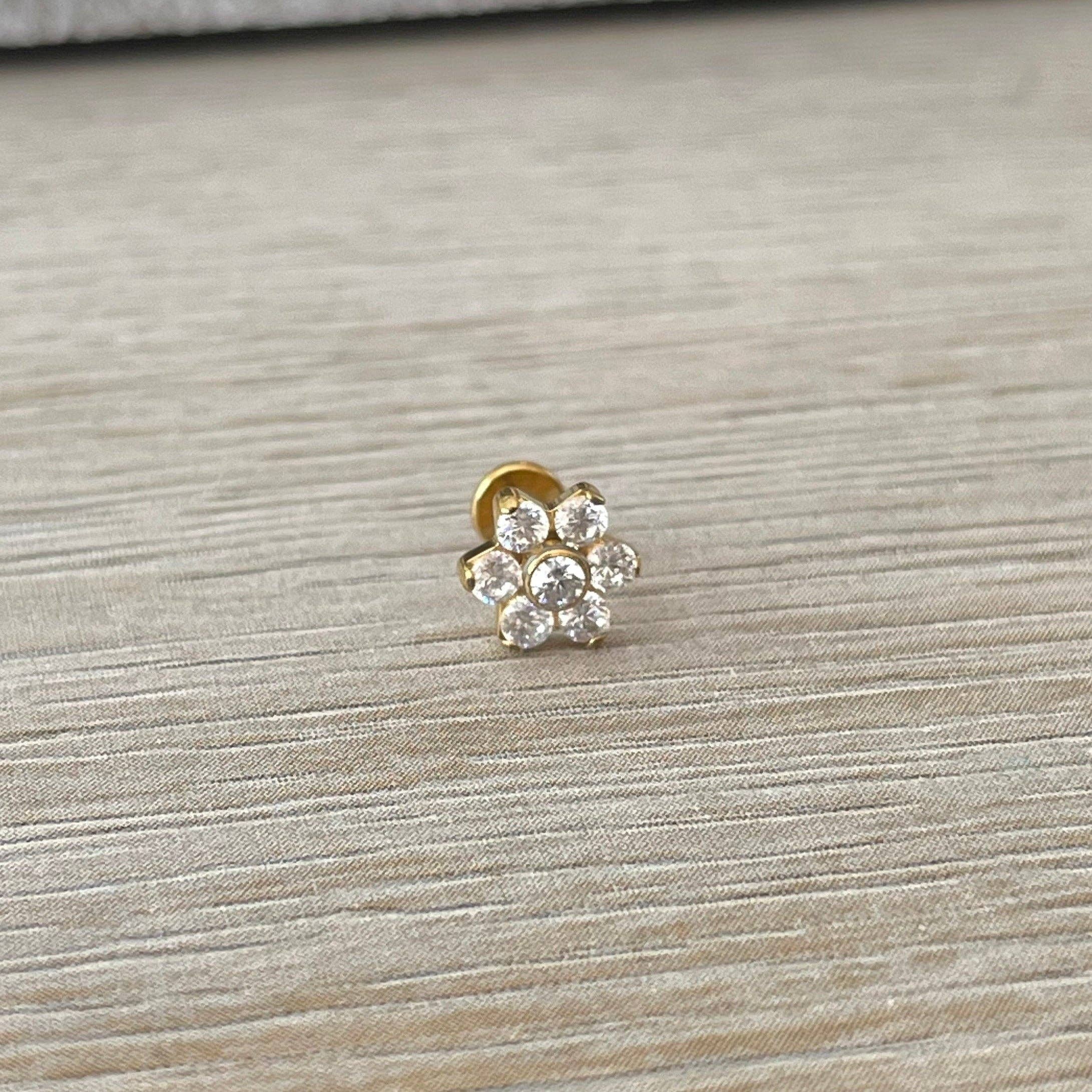 Elara Body Jewelry - Vente Clous d'oreille - Boucle d’oreille fleur à dos plat en CZ pour cartilage (16G, 6 mm ou 8 mm, acier chirurgical, or ou rose)2