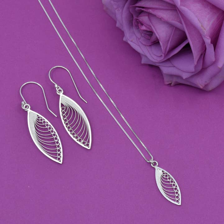 Olmox - Fine Filigree Jewelry – Engroshandel Hængeøreringe og creoløreringe – KHAYA GULD MELLEMSTORE ØRERINGE FILIGRAN2