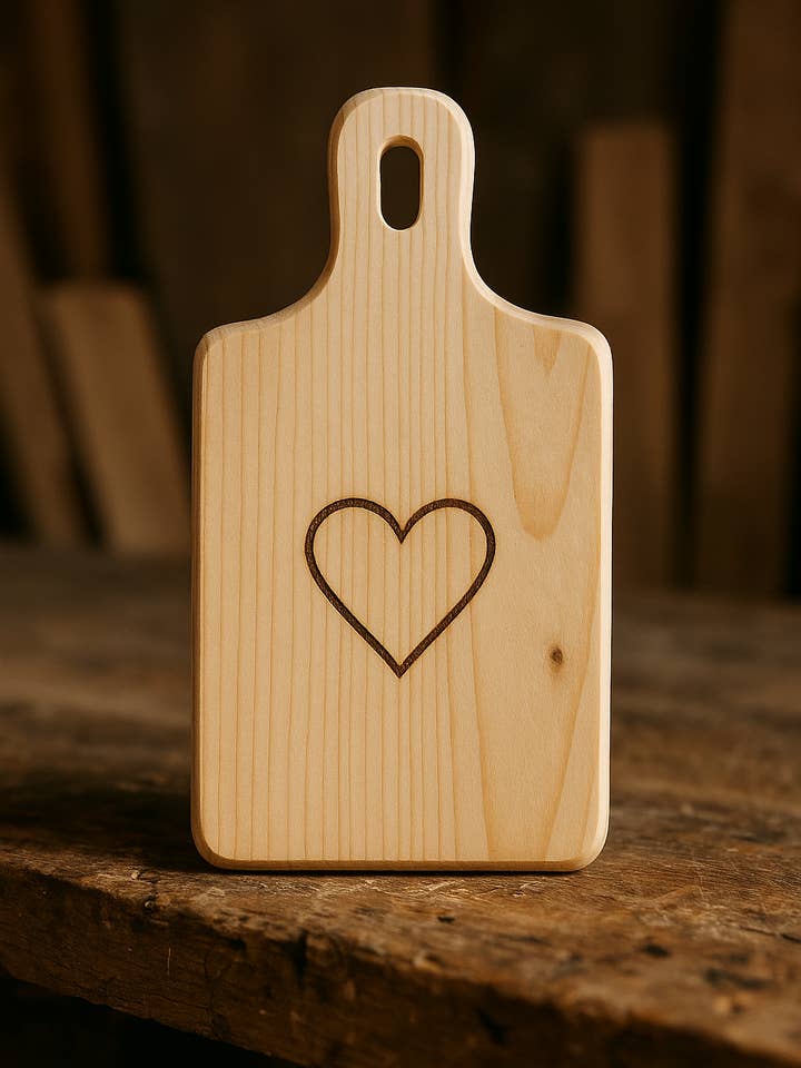 Klein houten plankje met handvat en hartgravure – naturel voor wholesale door Wunderquelle Emmental