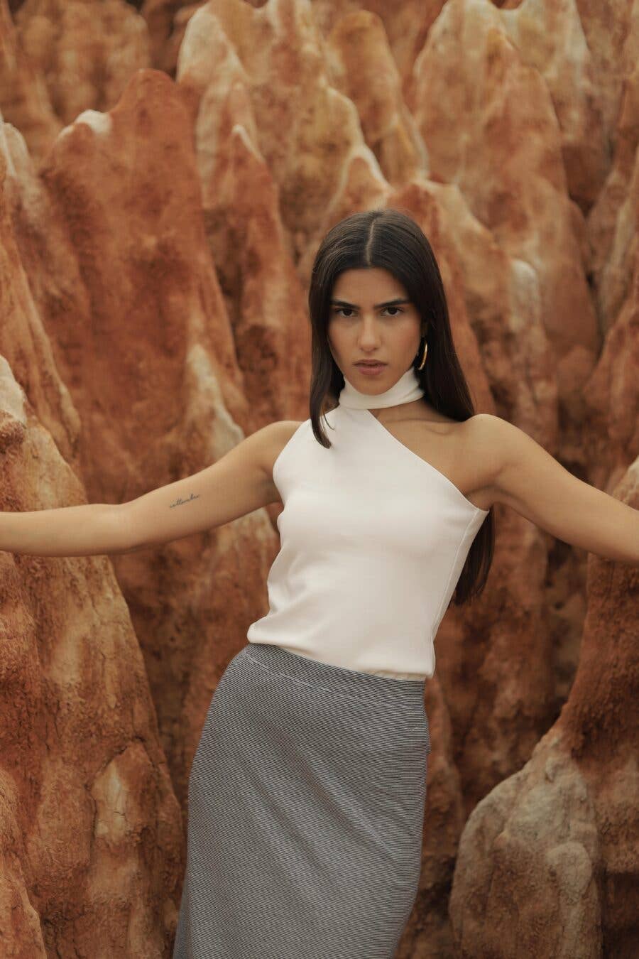 Bombon Spain - MIlagros Pedregal - Vente Haut en maille – femme - Haut blanc Jota asymétrique à col montant7