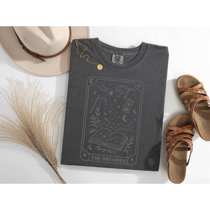 Maglietta ispirata alla carta dei tarocchi "Il Sognatore" per la vendita all'ingrosso da parte di The Obstinate Octopus