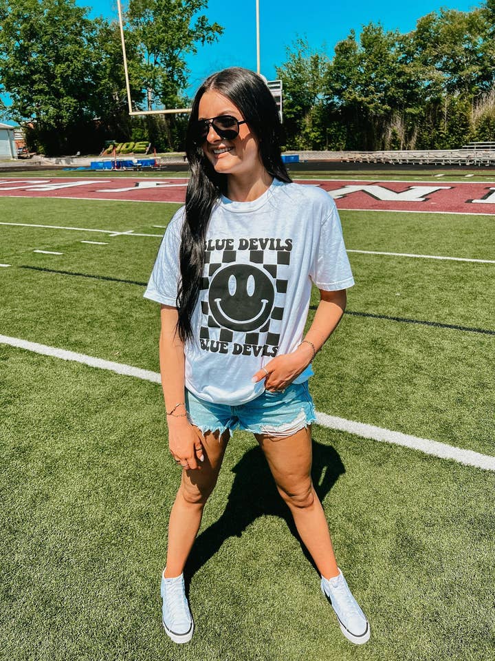 T-shirt Happy Puff à carreaux School Spirit PERSONNALISÉ pour la vente par Dash Forward Wholesale