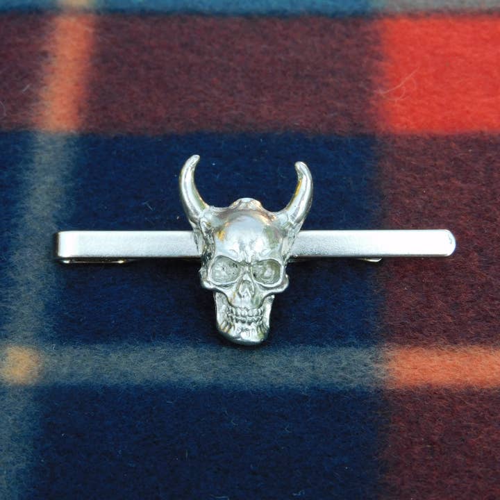 William Sturt Fine Pewter - Wholesale Reversspeld/knoop - Steampunk Horn Skull Tie Slide Hand gegoten door William Sturt1
