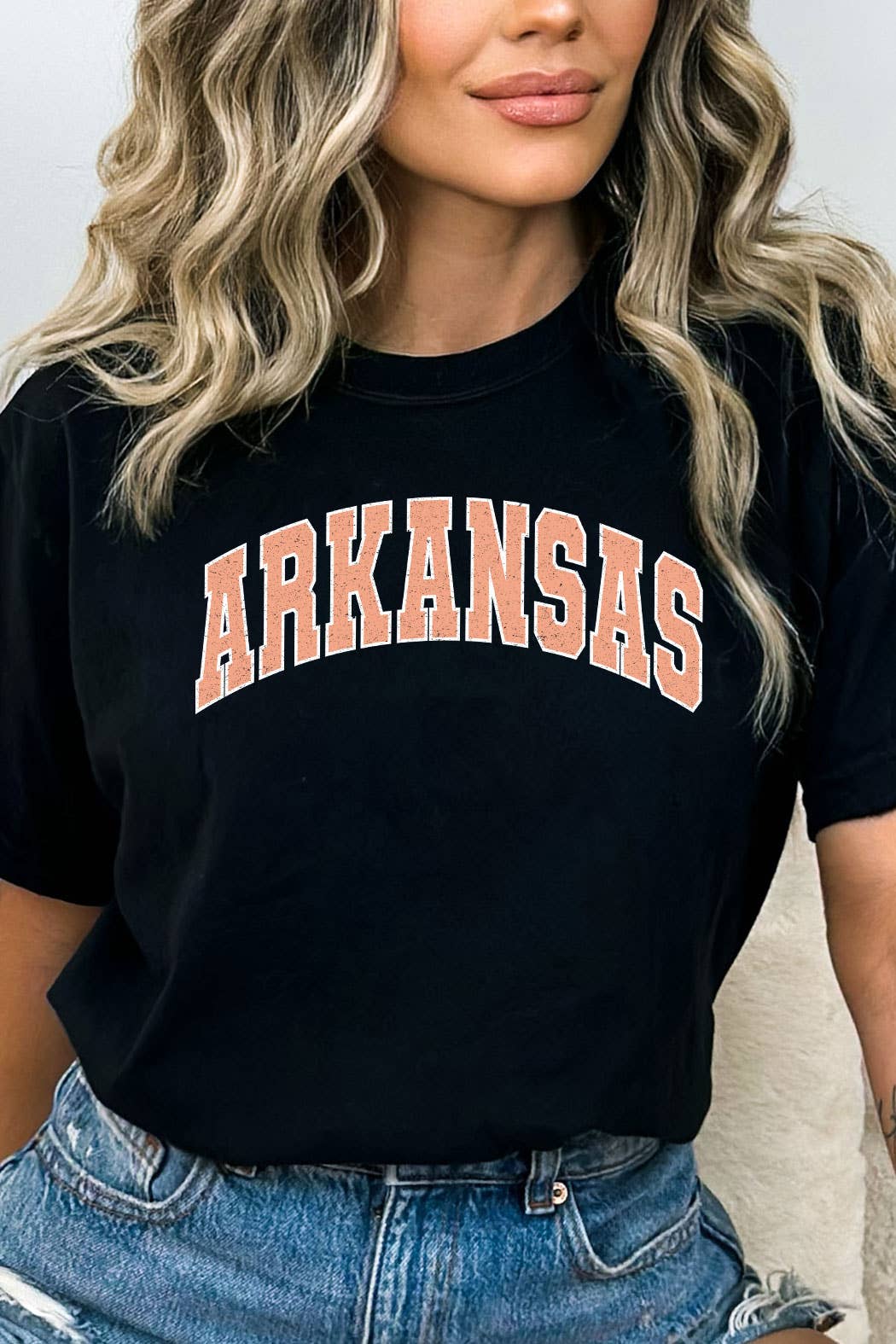 Kissed Apparel - Vente T-shirt sérigraphié – femme - T-shirt Arkansas Varsity Font Comfort Colors 0