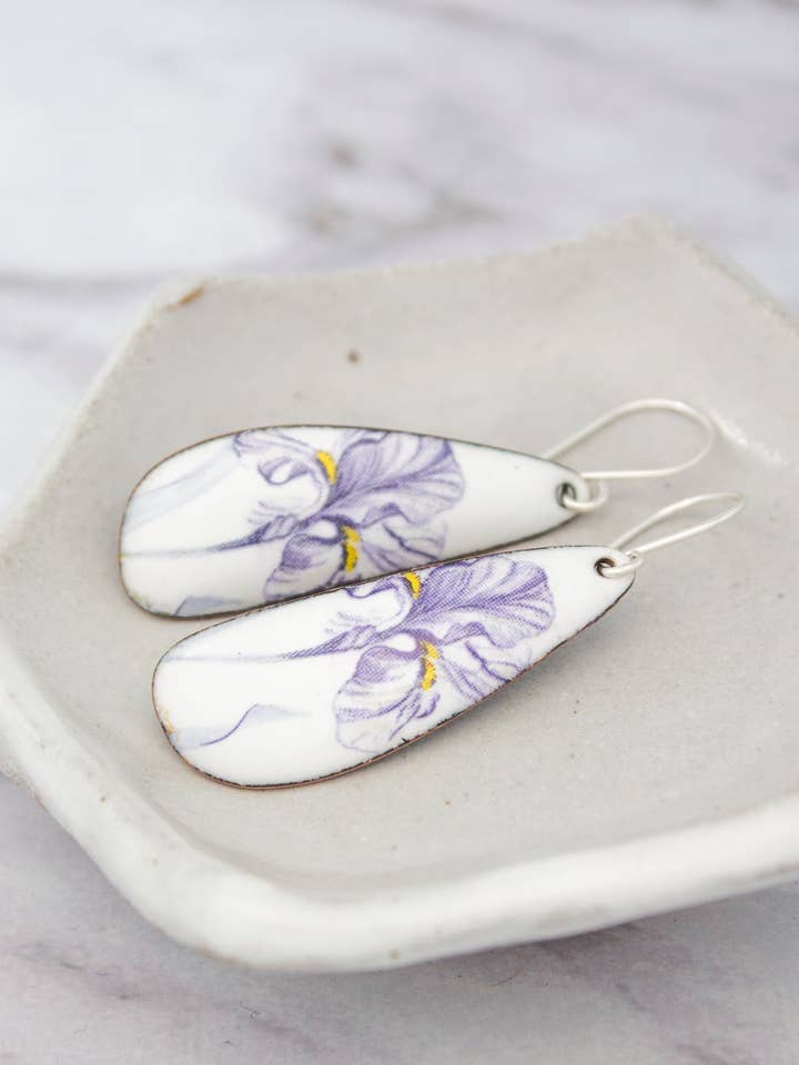 Vintage Revival Iris Ohrringe – Februar Geburtstagsblume. für den Großhandel von Rising Jewelry