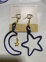 Orecchini piccoli con luna e stella per la vendita all'ingrosso da parte di Angela Catirina Jones