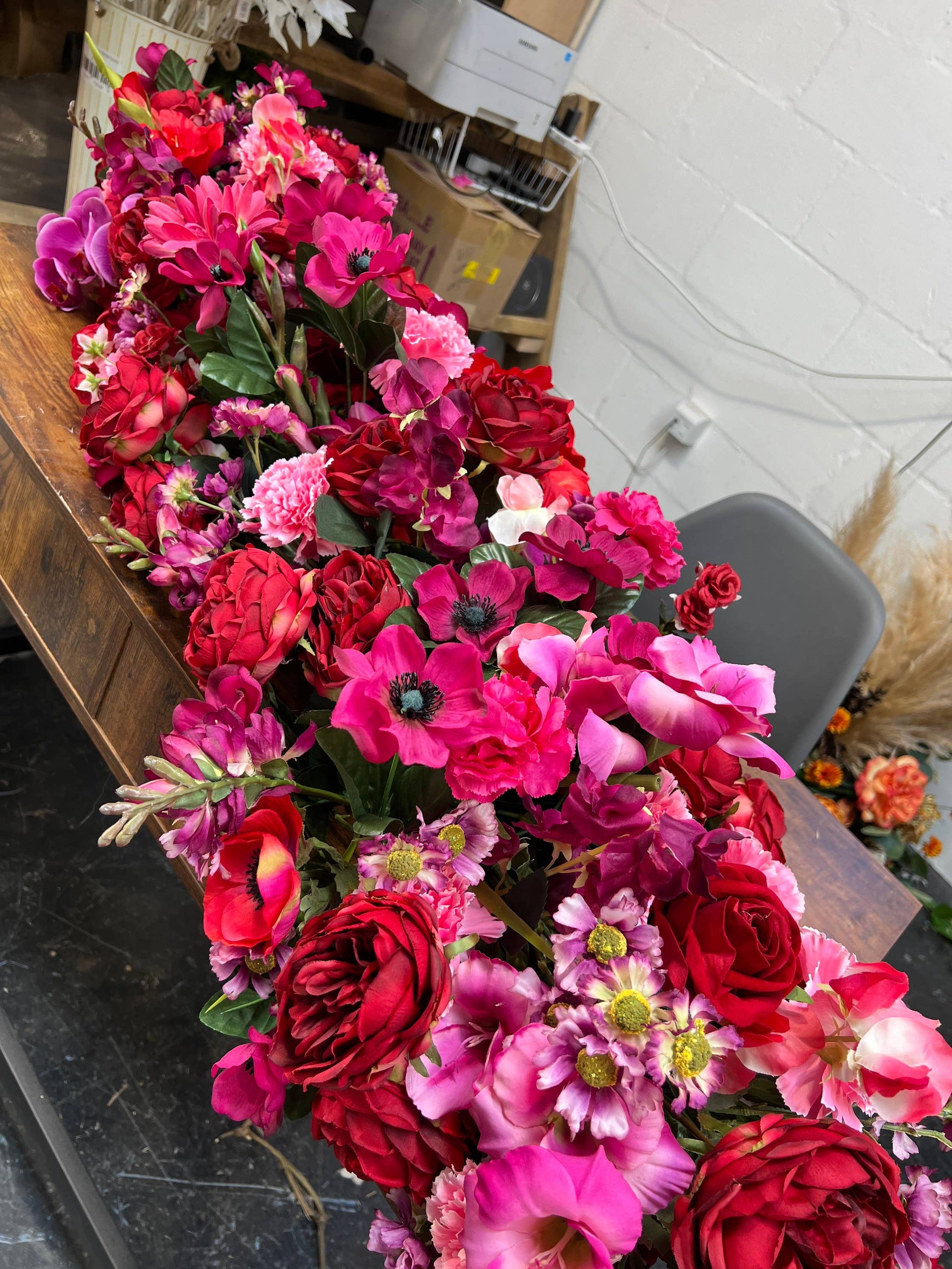 IVY CRUZ - Vente Fanion/guirlande - Guirlande fleurie rose vif, fuchsia et soie rose2