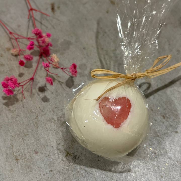 Badekugel mit Schaum mit einem Herz aus Rosenquarz als Glücksbringer für den Großhandel von seifenwaren.de