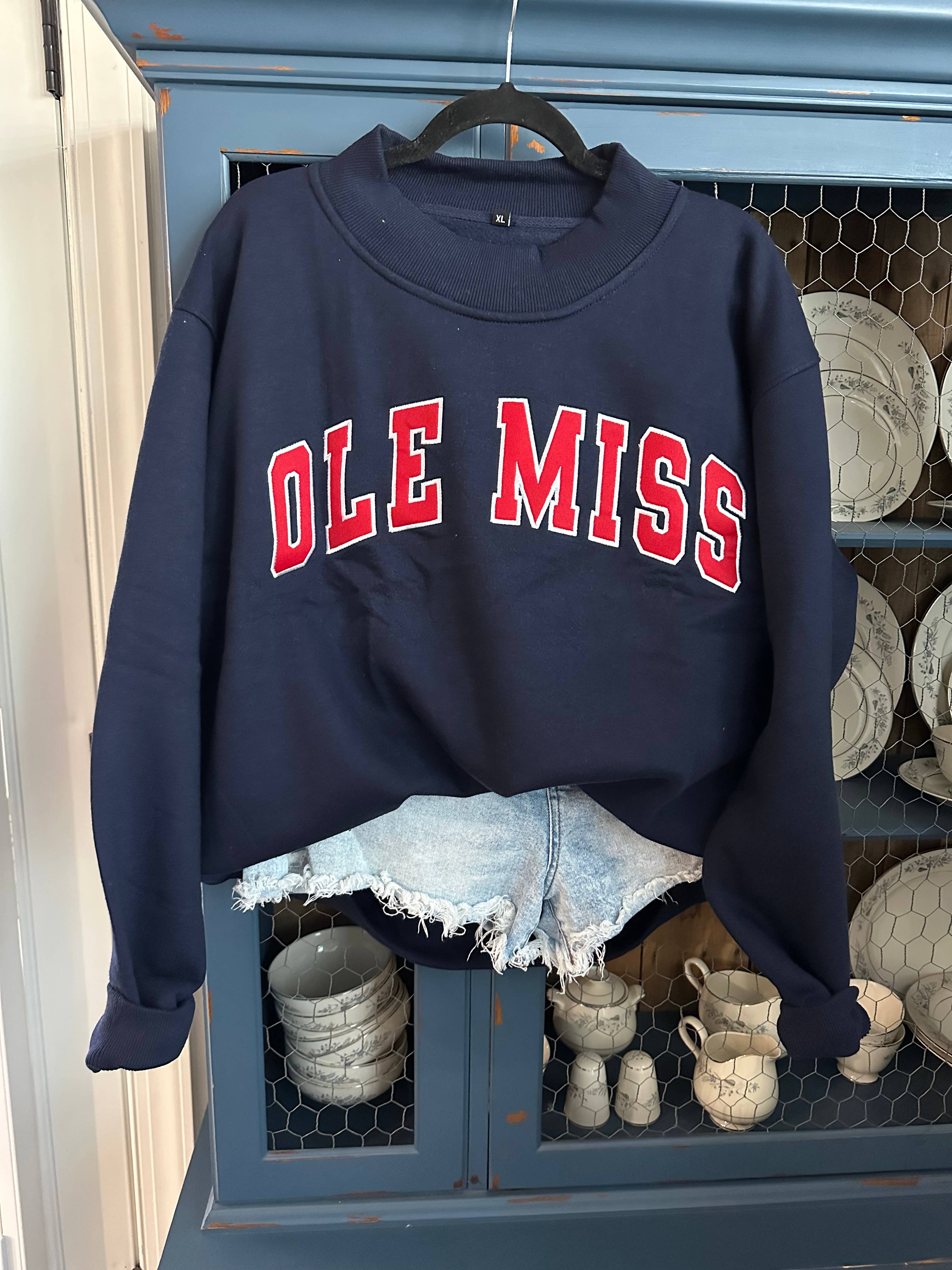 Azul marinho Sweatshirt com Gola Alta Bordada Ole Miss para venda a revendedores na Faire1