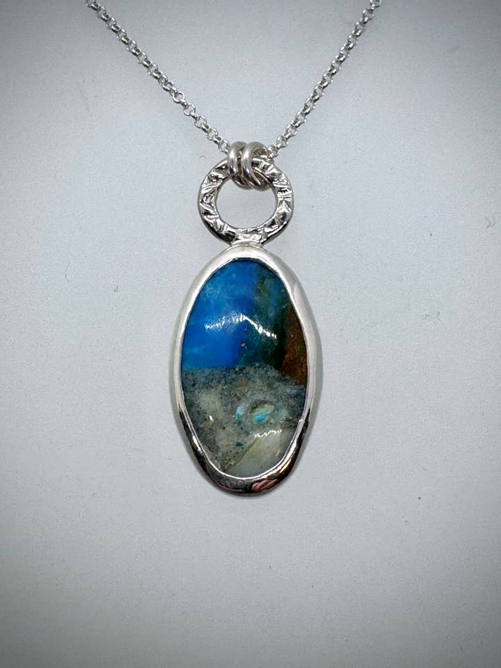 Collana a cerchio in Sterling e Opalina Blu per la vendita all'ingrosso da parte di Morgan McGeehan Designs