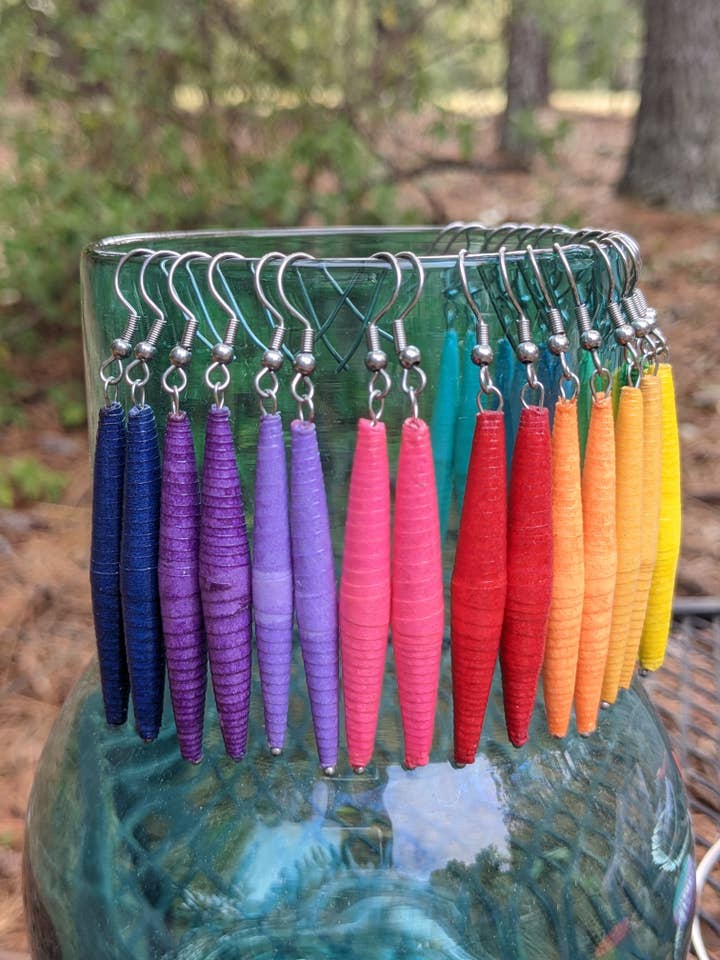 JB - kleine lange dunne handgerolde papieren kralenhaak voor wholesale door Lumago Designs