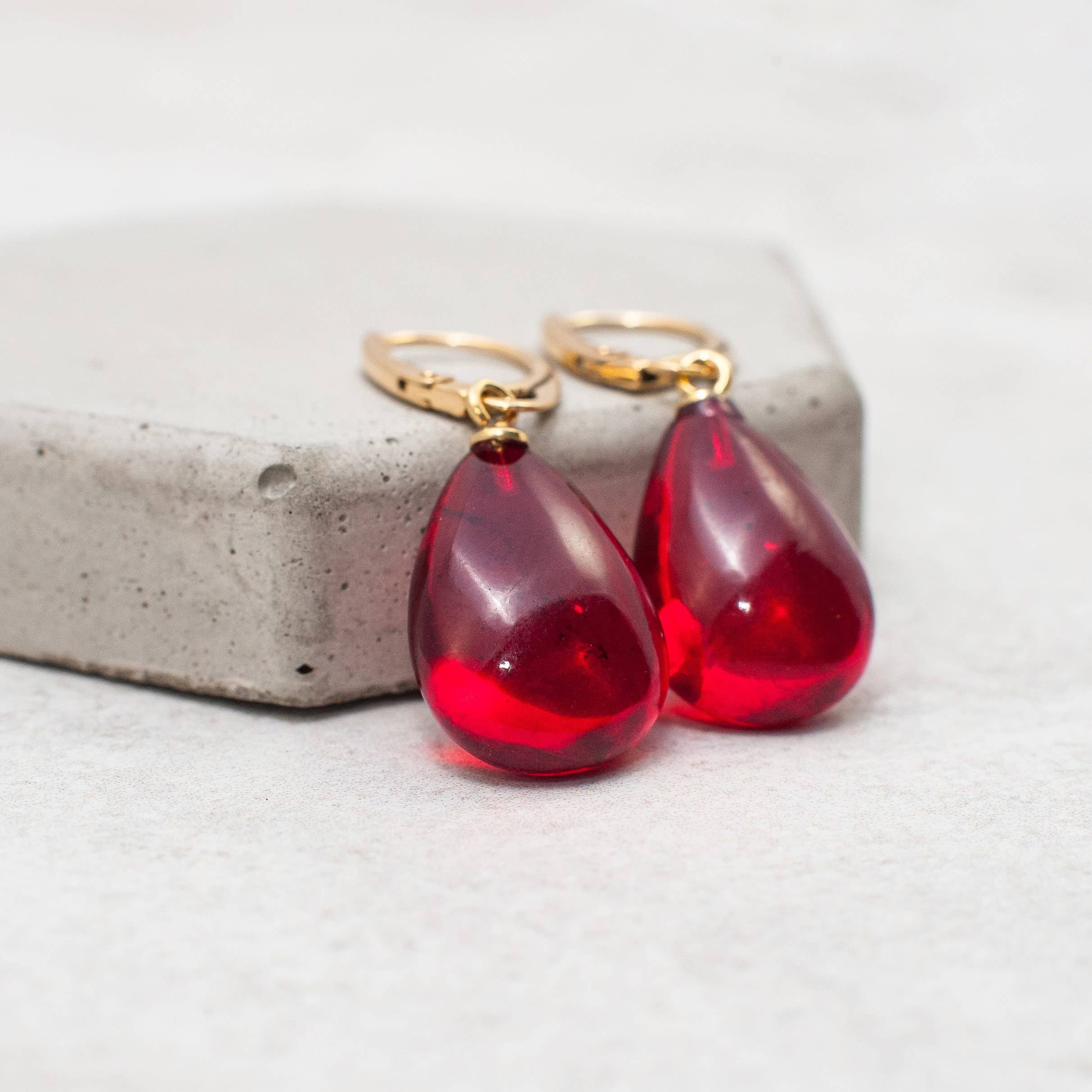 Marcin Waryszak - Vendita all'ingrosso Orecchini pendenti - Orecchini in ambra rossa a goccia, orecchini in ambra baltica con rubino, oro7