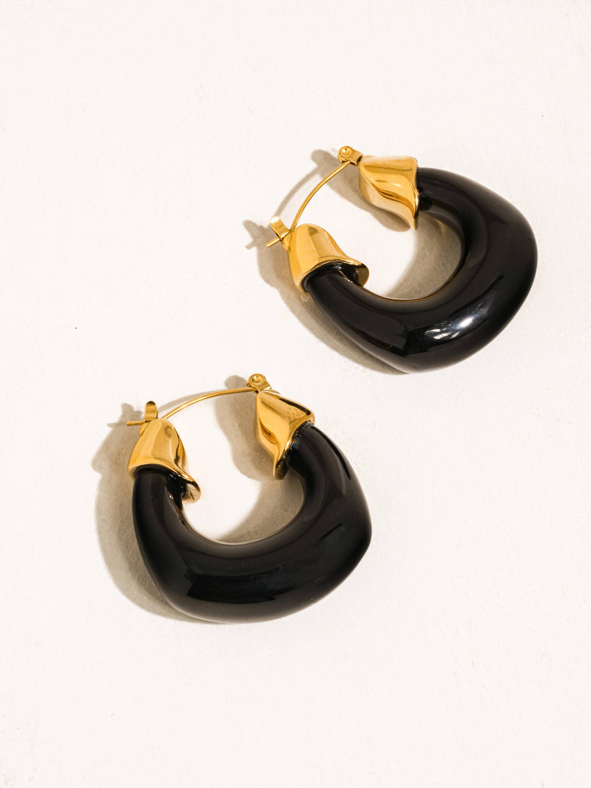 Flânerie by MAIQ - Wholesale Hoop Earrings - Arlowe 18K Gold Non-Tarnish Resin Hoop Earrings2