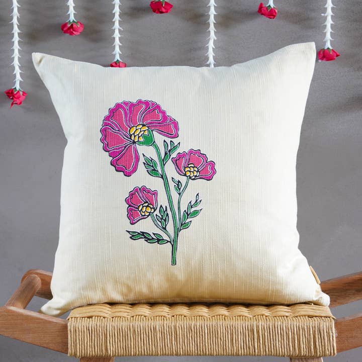Housse de coussin Zahra Floral pour la vente par Tikauo