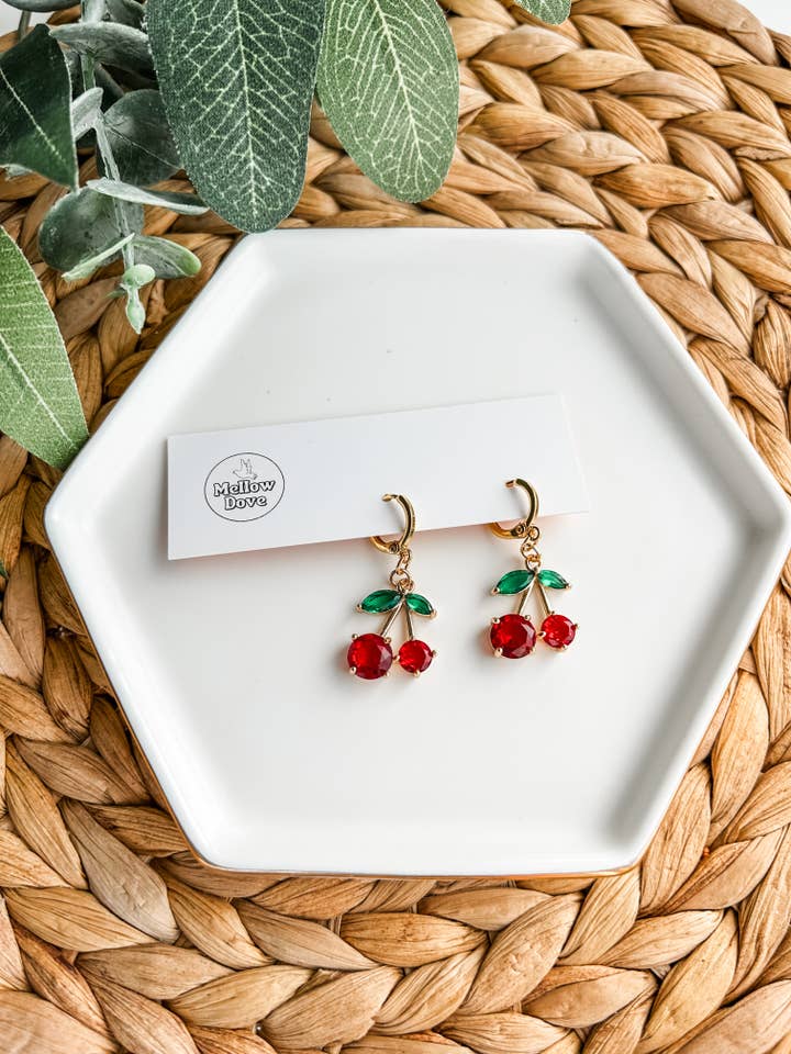 Cherry Charm Hoops | Gouden Charm Fruit Oorbellen voor wholesale door Mellow Dove Designs