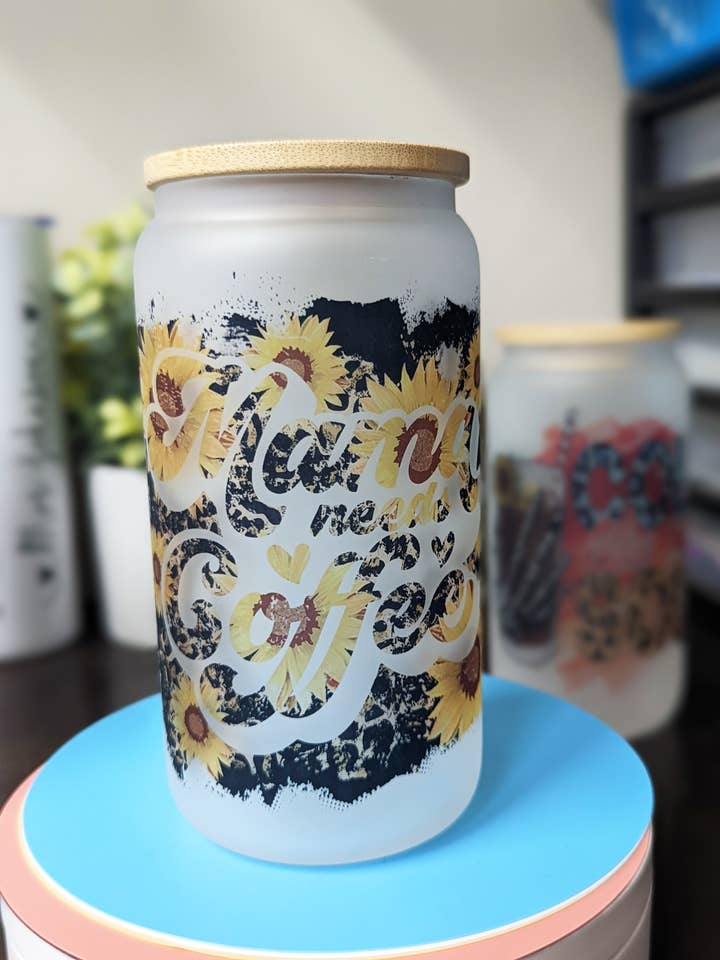 Mama heeft koffie noodlijdende zonnebloem nodig Glazen blik met deksel voor wholesale door PlanetPeachy