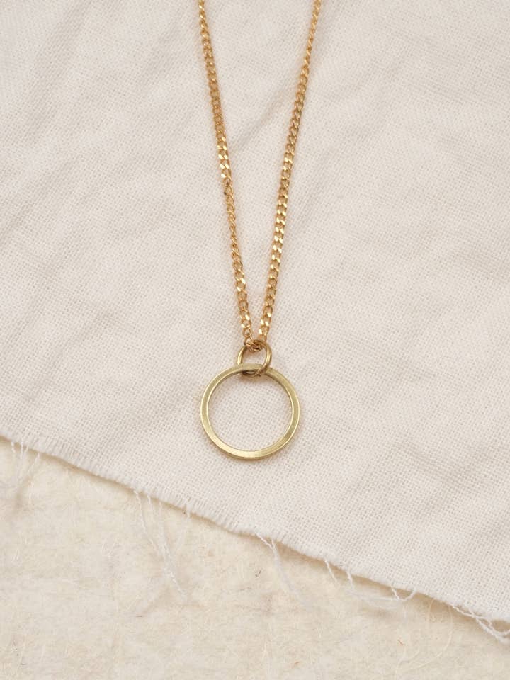 CIRCLE halskæde// messing smykker, bæredygtigt, guld for engroshandel hos BRASSCAKE Jewelry