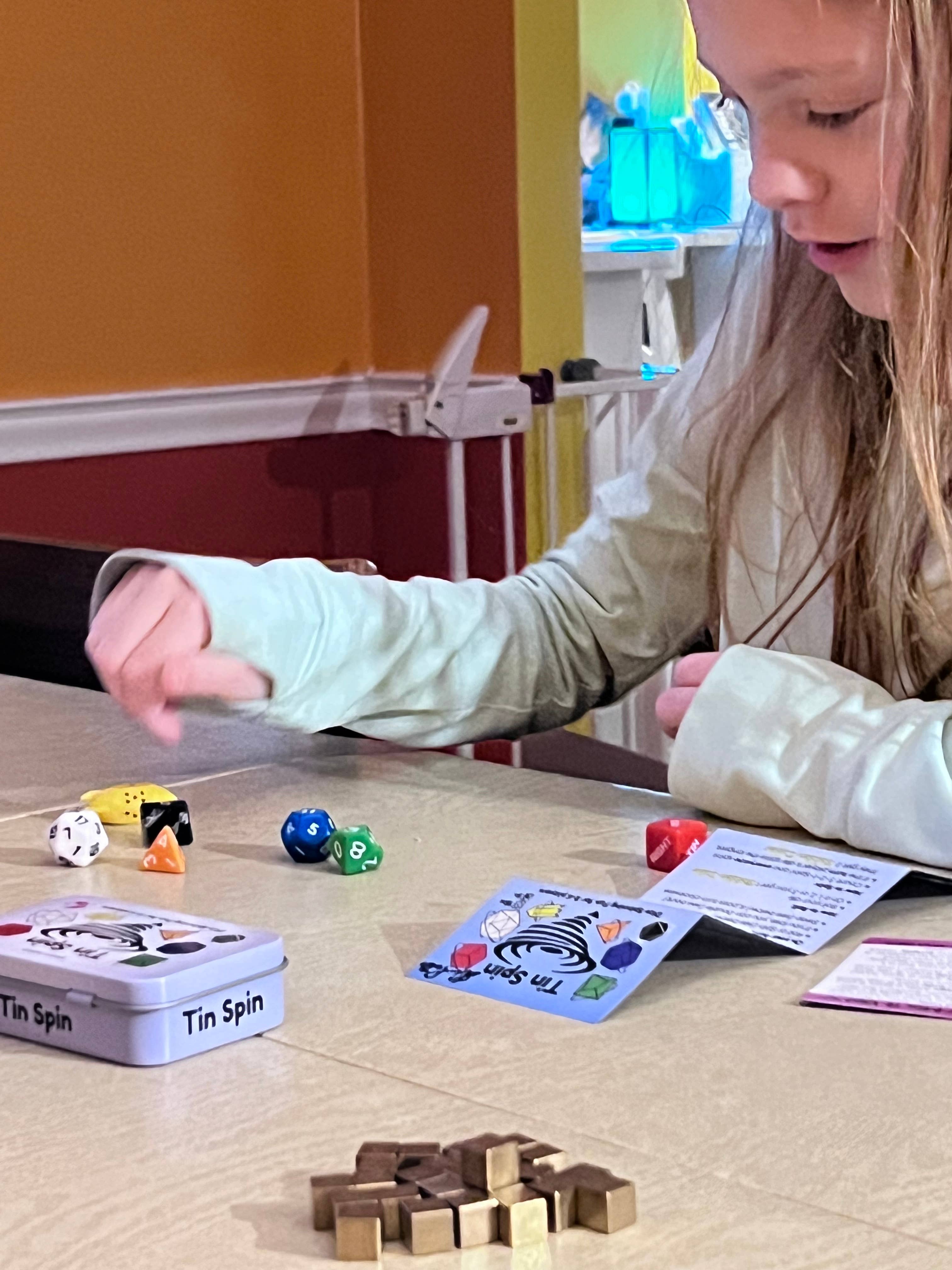 Surprisingly Fun Games – Großhandel Brettspiele – Tin Spin - Ein Geschicklichkeitsspiel mit Würfeln für 2-6 Spieler5