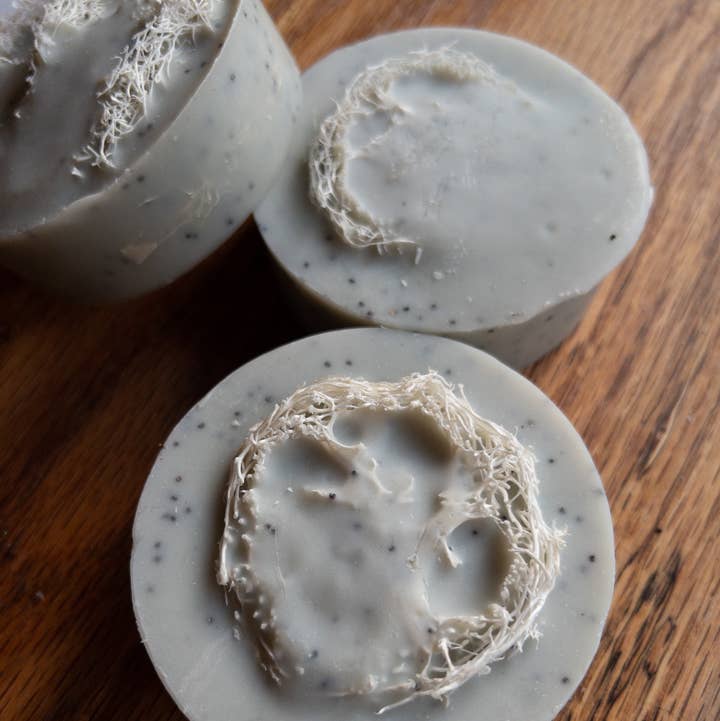 The Ash House Soap Studio - Vente Pains de savon - Savon sans palmier à la menthe avec pierre ponce et graines de pavot0