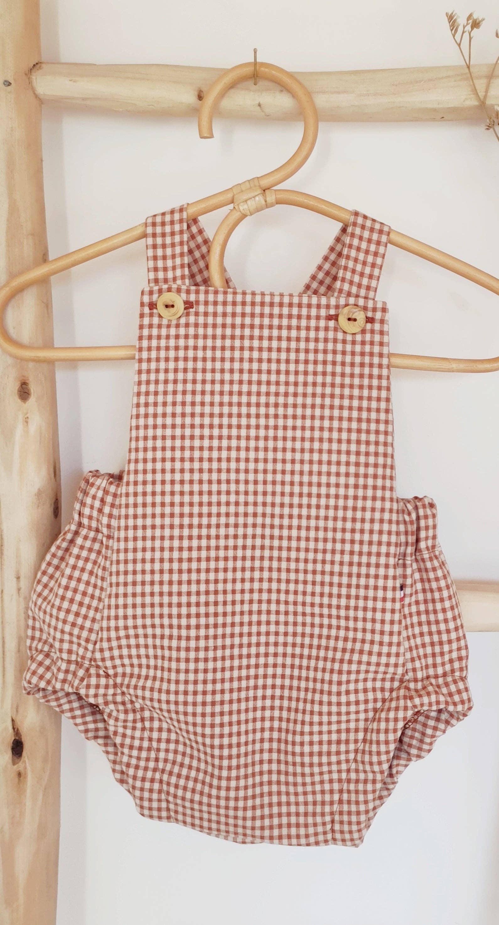 Les p'tites Merveilles de Bérénice - Vente Salopette – bébé - Salopette bloomer bébé "Eden" évolutive en serrsucker vichy4