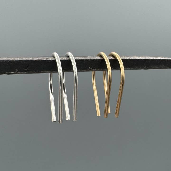 Boucles d'oreilles créoles en forme de petit fer à cheval pour la vente par Something Silver