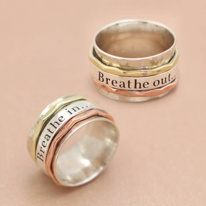 Culture Spot - Vendita all'ingrosso Anello midi/a fascia - Anello da meditazione rotante « Breathe In, Breathe Out » in argento sterling, ottone e rame0