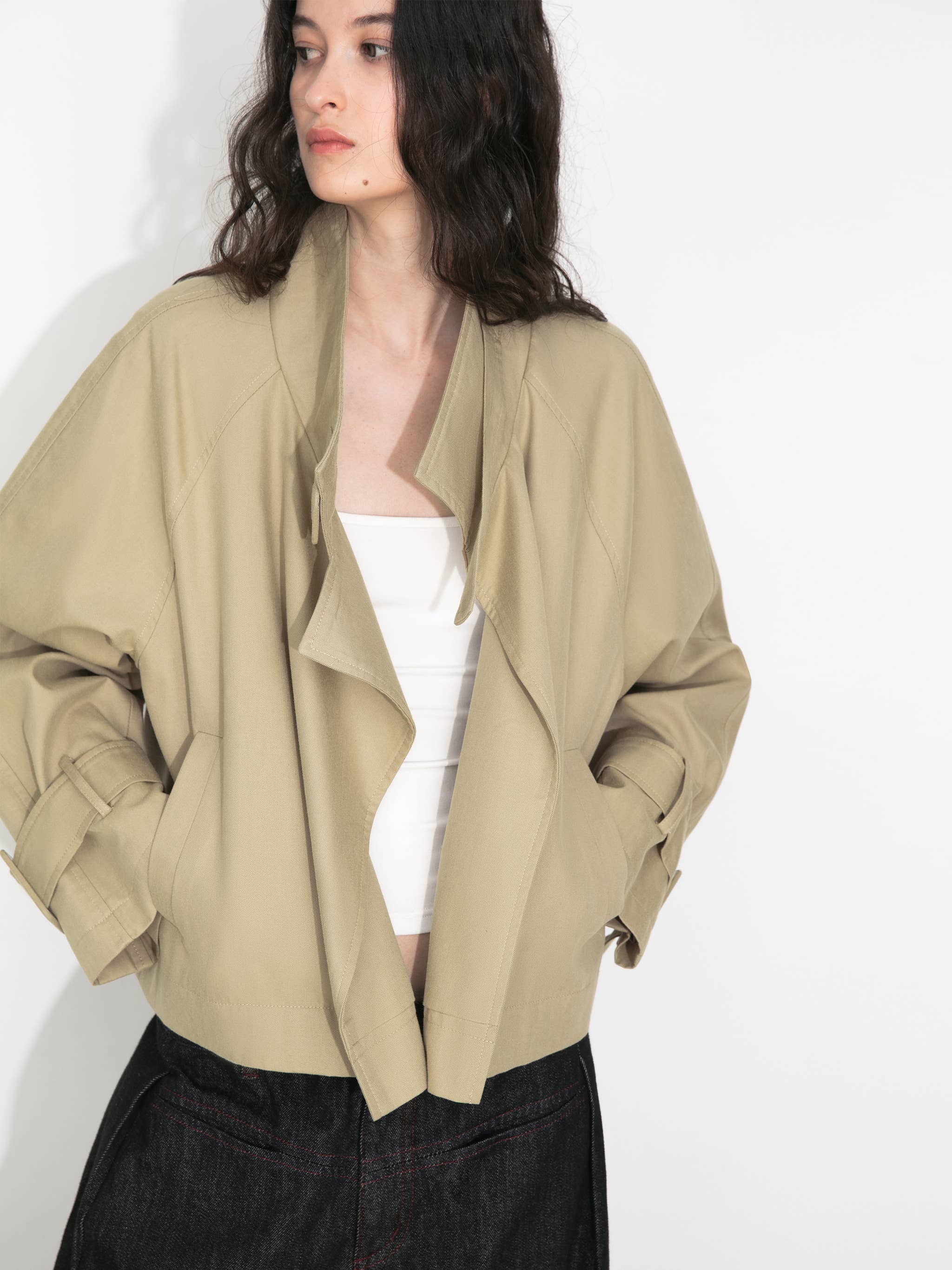 CUBIC – Großhandel Trenchcoat – Damen – Kurz geschnittener Trenchcoat mit Überlagerung vorne6