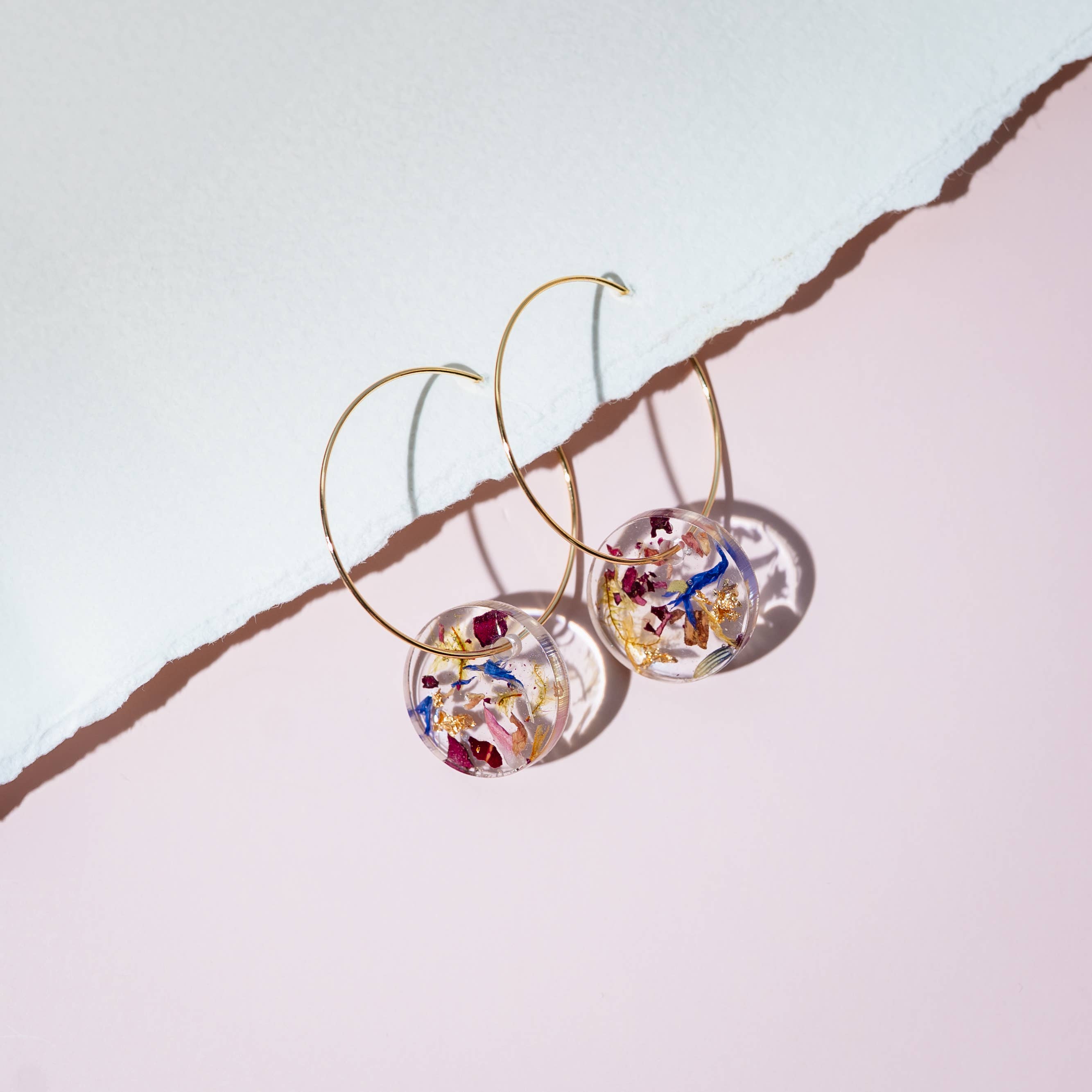 Cameoko - Wholesale Hoop Earrings - Dried Flower Confetti Round Disc Hoop Earrings