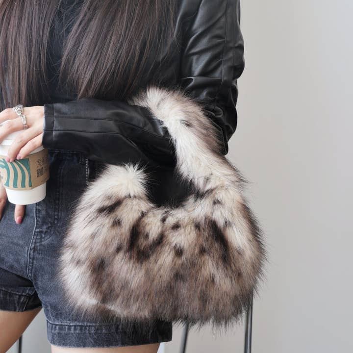 Dipped Shop - Wholesale Top handle bag – women's - Winter Leopard Print Fluffy Underarm Handbag DP25G6677