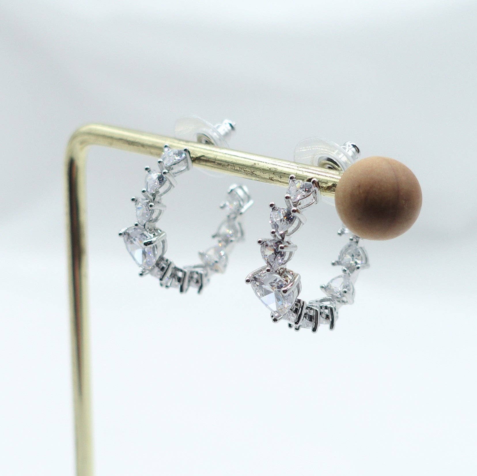 Daemon srls – wholesale Hoop-örhängen – CHERIE - STORT hjärta - orecchini en cerchio con cubic zirconia a forma di cuore0