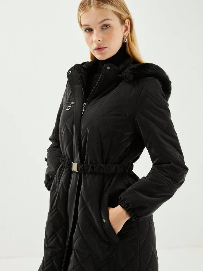 Fur Detaljeret hættetrøje lang sort puffer frakke 12765 for engroshandel hos Zuhre