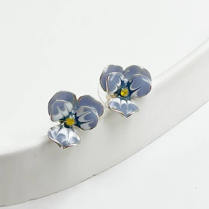 Lila Pansy Flower Örhängen - Silver Base Stud Örhängen för wholesale av Ninaouity