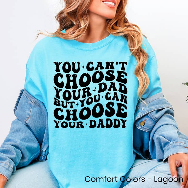 Não podes escolher o teu pai, mas podes escolher o teu "daddy" t-shirt. por atacado de Okie Design Co