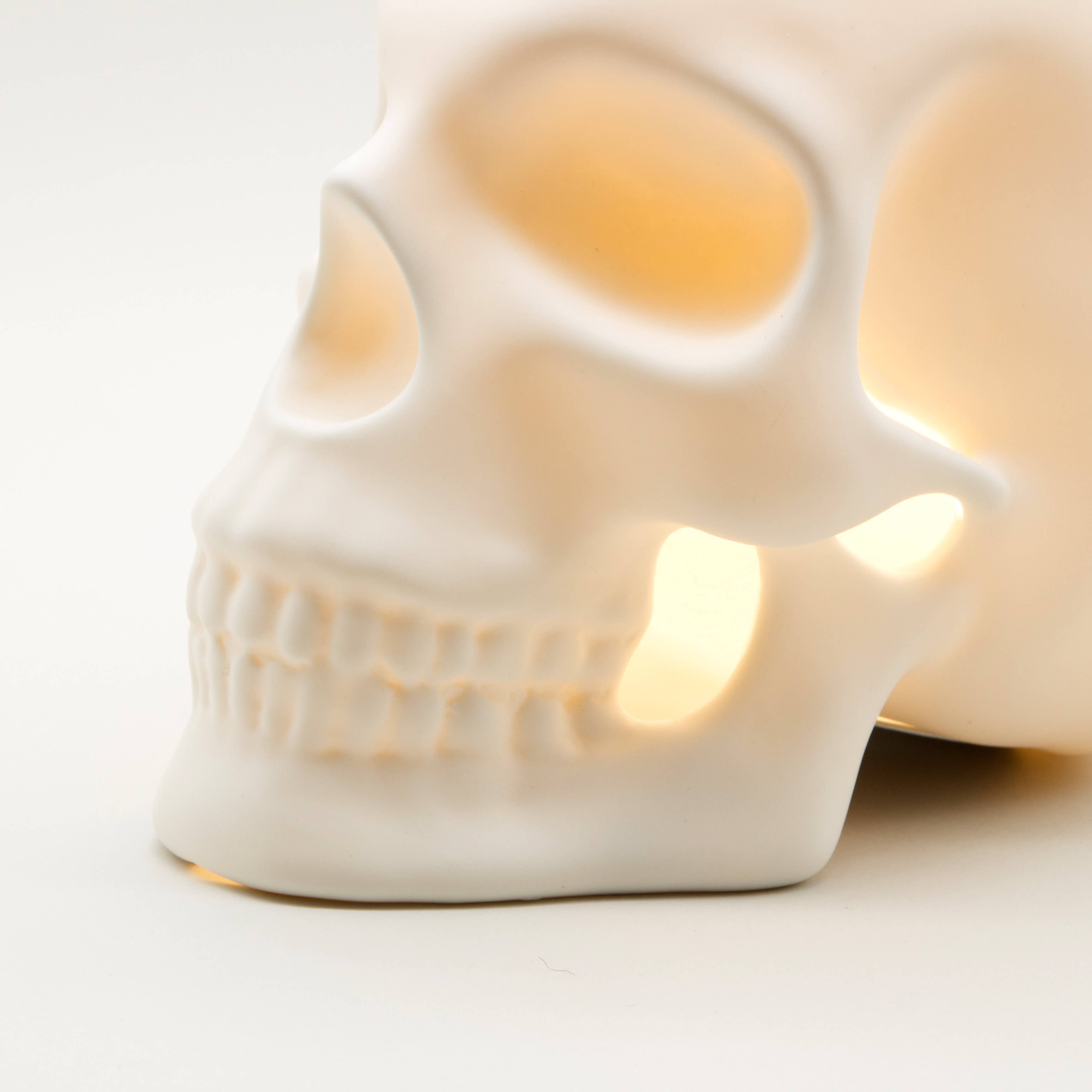 Luckies of London – wholesale Accent/desk lamp – Skull Light - Dead cool ceramic table lamp3