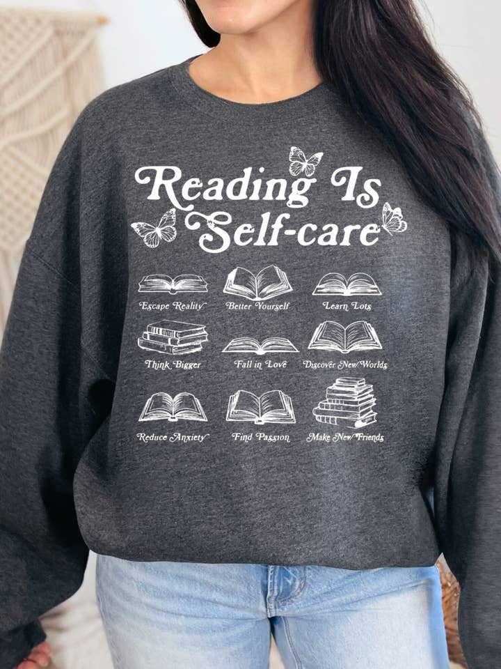 Crewneck-sweatshirt med teksten "Læse er egenomsorg" - Bogelsker for engroshandel hos Desert Raine
