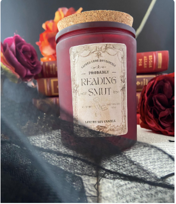 Sacred Lore – wholesale Prydnadsljus – Förmodligen läser snusk, litterärt ljus, 10oz sojaljus7