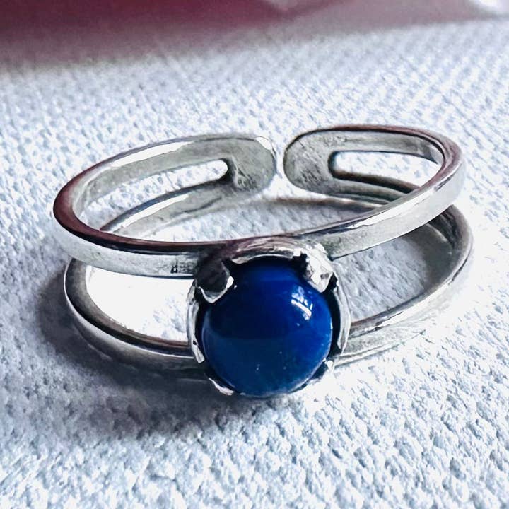 Bague en Lapis Lazuli, Bague en Argent Ajustable, Bague Ouverte en Argent Sterling - ajustable de la taille 6 à 8. pour la vente par Janine’s Jewelry Design