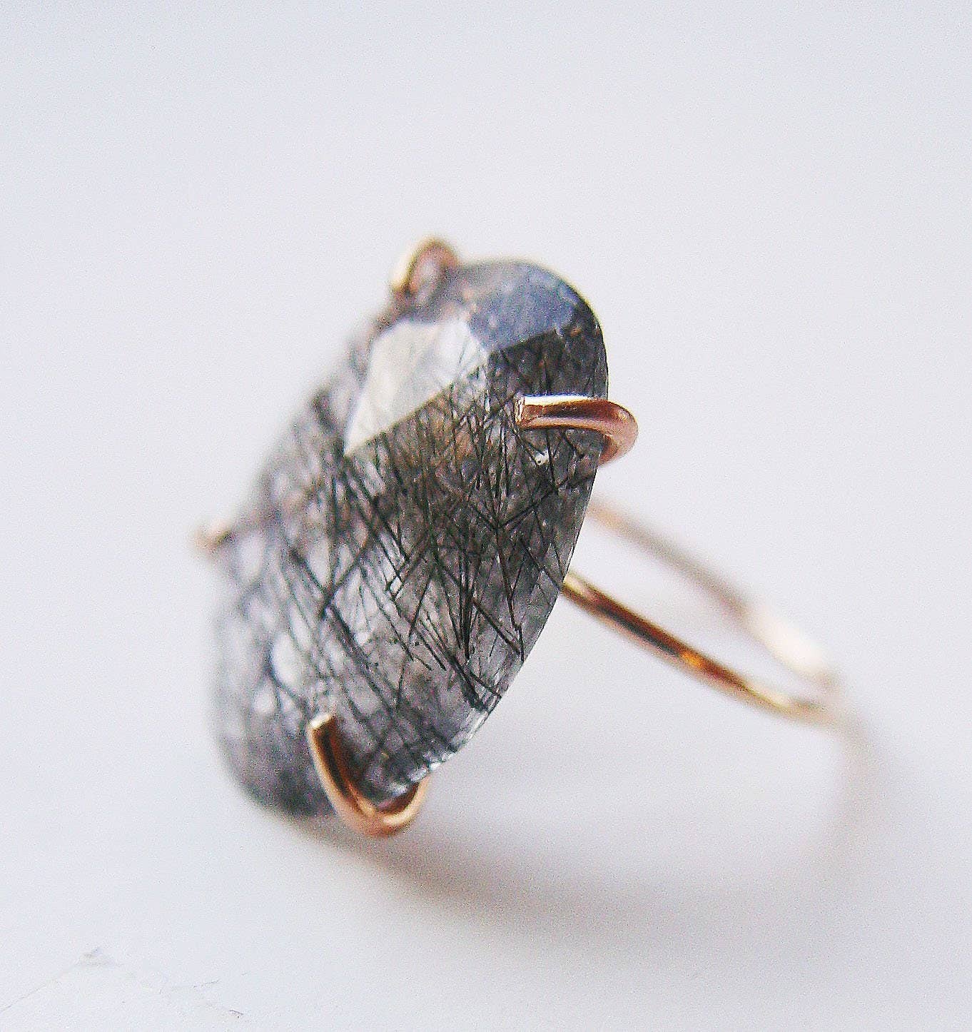 Friedasophie – Engroshandel Statementring – Frit formet ring med rutilkvarts og sort rutil i guld5