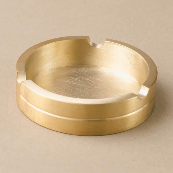 Cendrier rond classique en laiton pour la vente par Roarcraft