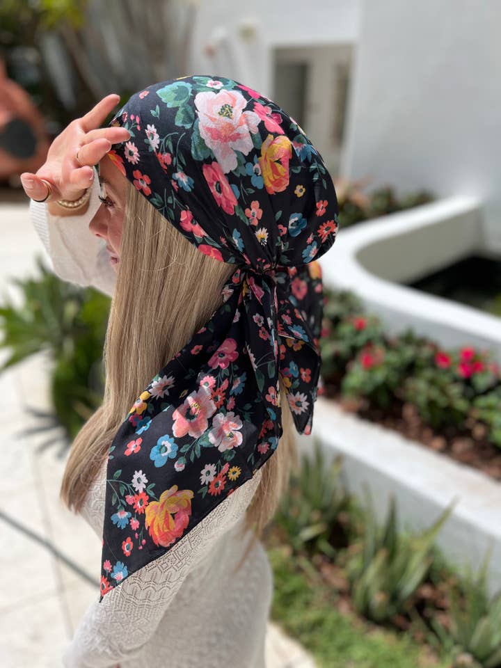 Malet Kronblad Firkantet Hovedtørklæde for engroshandel hos The Scarf Bar