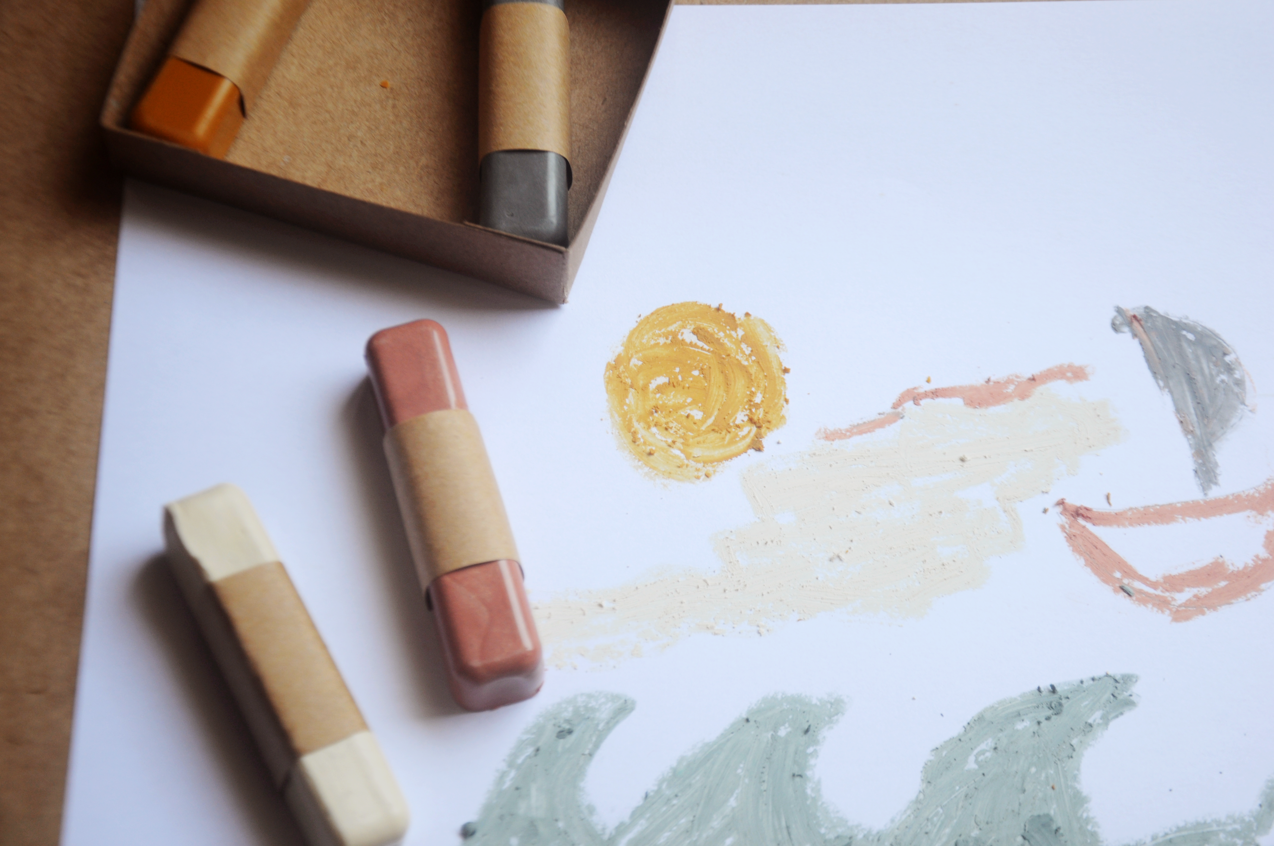 Smilogy Kids Ltd – wholesale Kritor - Barn och baby – Naturliga bivaxkritor - Set med 5 kritor i mjuka pastellfärger2