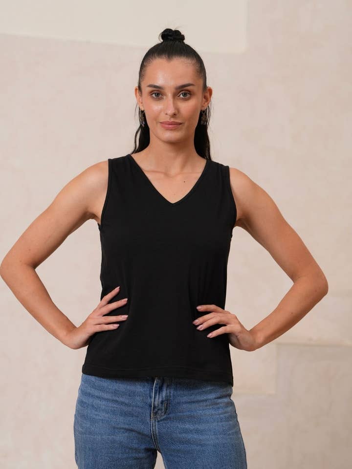 Débardeur classique à col en V pour la vente par Avani Del Amour