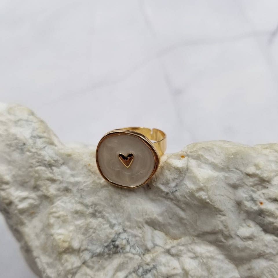 The Pretty Jewellery – Engroshandel Statementring – Hvid og guld emalje hjertejusterbar ring1